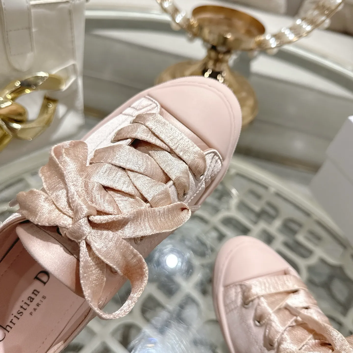 👟👟Ex-factory price 520👟👟 DIOR Dior's 2025 latest lucky satin casual shoes thin-soled shoes. Many celebrity Internet celebrities planted Chanristian Dior logo buckles. The designer really understands the needs of girls in summer. This new product Lucky thin-soled shoes are as cute as her name. The thin sole + shallow mouth design makes the whole pair of shoes very light and easy to wear. Fabric: Satin with wide satin laces of the same color. They are so beautiful that they are speechless in the sun. The soft shoe body looks like stepping on clouds with socks and culottes. It is windy and lazy when walking. It gives you the "effortless" elegance when you take a shot. Outsole: Original molded TPU outsole Size: 35-41 (41 is custom-made and cannot be returned or exchanged)